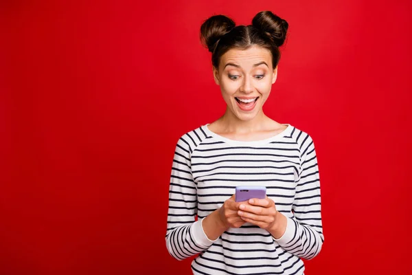 Портрет фанк-смішної дівчини, яка використовує свій смартфон, спілкуючись у соціальній мережі, отримує сповіщення вражений крик Вау Омг одяг стильний білий одяг ізольований на червоному тлі — стокове фото