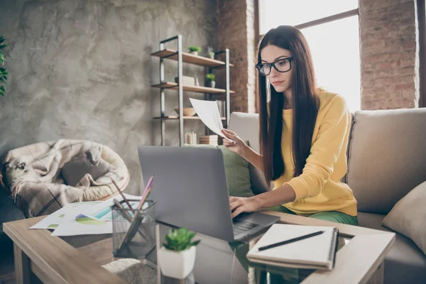 Ritratto di seria ragazza concentrata lavoro freelance sul computer comunicare con i colleghi fare scartoffie sedersi divano in casa al chiuso — Foto Stock