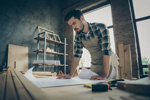 Retrato de sua ele agradável atraente focado trabalhador qualificado cara fazendo a criação de estratégia de plano de desenvolvimento de projeto de construção em casa moderno estilo de tijolo loft industrial interior dentro de casa — Fotografia de Stock