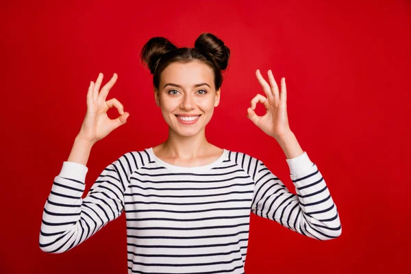 Портрет позитивної прохолодної дівчини промоутер показує добре знак рекомендую рекламі носити гарний білий одяг ізольовані на червоному тлі — стокове фото