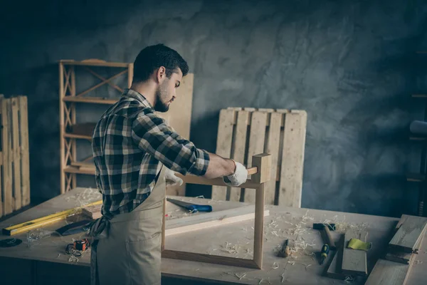 Rückseite Foto von ernsthaften selbstbewussten Mann mit Hammer zu beenden machen Holzrahmen bestellt — Stockfoto