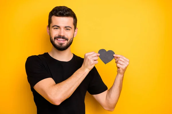 Portret uroczy facet mają Walentynki daty z jego ukochaną dziewczyną pokazać czarny papier karty serce nosić dobrze wyglądające ubrania odizolowane na żywe tło kolor — Zdjęcie stockowe