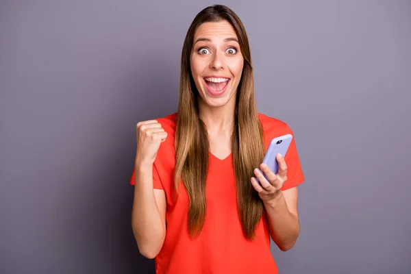 Portret van onder de indruk gek meisje gebruik maken van haar smartphone lees social media nieuws kennisgeving win loterij schreeuwen wow omg dragen stijlvolle outfit geïsoleerd over grijze kleur achtergrond — Stockfoto