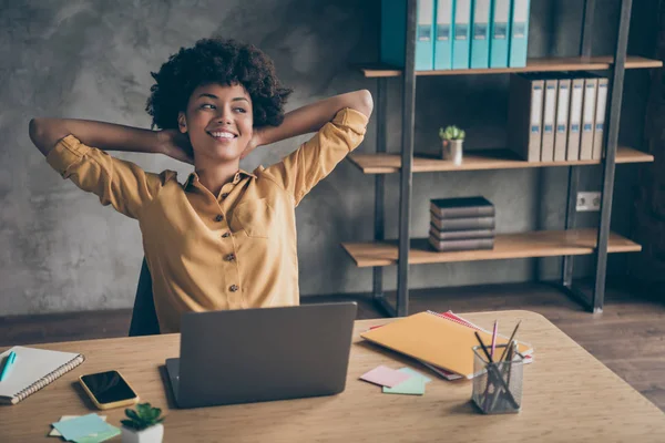 Foto de corporativo alegre positivo ceo en camisa amarilla sonriendo toothily soñando reflexivo mirando lejos relajante después de un día de trabajo duro —  Fotos de Stock