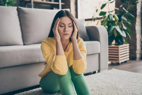 De cerca foto de la chica enferma frustrada sentarse piso sufren dolor de cabeza migraña dolor tiene problemas de salud cerrar los ojos en la casa sala de estar —  Fotos de Stock