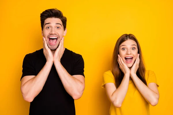 Foto de alegre positivo bonito encantador belo belo casal animado sobre as vendas começou com o homem vestindo t-shirt preta isolada sobre fundo de cor vívida — Fotografia de Stock