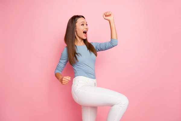 Photo of white excited girl expressing overjoyed feelings on face jumping screaming yes isolated pastel color background — Stock fotografie