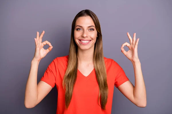 Foto de la señora atractiva increíble que muestra símbolos okey manos que expresan el acuerdo toothy sonriente desgaste casual naranja camiseta aislado color gris fondo — Foto de Stock