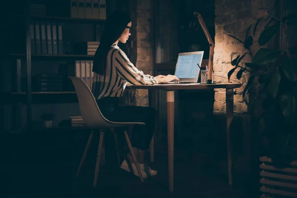 Zijprofiel full length lichaamsgrootte foto van ernstige zelfverzekerde pensive nadenken vrouw denken over de rest van het werk moest worden gedaan deadline — Stockfoto