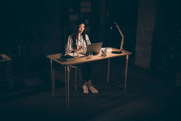 Foto di dimensioni corporee a tutta lunghezza di una donna d'affari intelligente che indossa calzature bianche guardando nello schermo alla ricerca di dati appropriati da utilizzare nella presentazione — Foto Stock