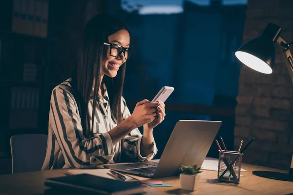 Foto di allegro positivo carino bella ragazza guardando attraverso le informazioni trovate via telefono navigazione in chat avendo conversazione con il suo imprenditore — Foto Stock