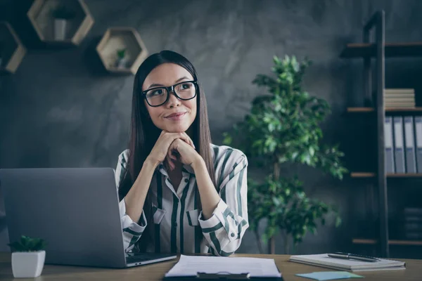 Foto di allegro positivo bella ragazza carina essendo stato impiegato per lavorare in famosa società transnazionale come economista sognando di essere promosso in carriera — Foto Stock