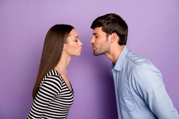 Профільне фото двох чоловік пара хлопець леді, що стоїть на протилежних очах закритий романтичний момент, цілує ніжний одяг стильний повсякденний одяг ізольований пастельно-фіолетовий кольоровий фон — стокове фото