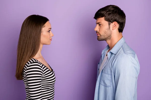 Profil zdjęcie dwóch osób para facet pani stoi naprzeciwko patrząc oczy mają konflikt sytuacji nosić stylowy casual strój odizolowany pastelowy fioletowy kolor tła — Zdjęcie stockowe
