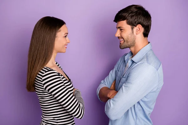 Profiel foto van twee mensen paar man dame staande tegenover uitziende ogen armen gekruist vriendelijk glimlachen dragen stijlvolle casual outfit geïsoleerde pastel paarse kleur achtergrond — Stockfoto