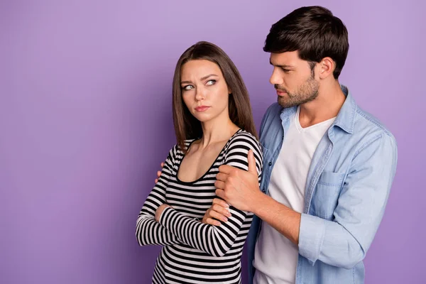 Profiel foto van twee mensen paar man vragen beledigd dame vergeving spijt houden van haar schouders dragen stijlvolle casual outfit geïsoleerde pastel paarse kleur achtergrond — Stockfoto