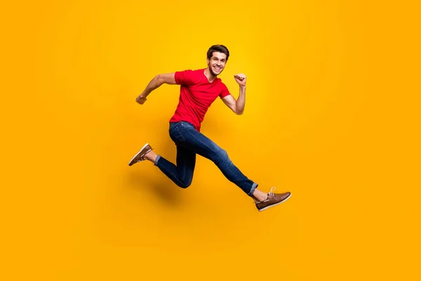 Pełna długość zdjęcie wesoły chłopak młodzieży skok zabawy na wakacje wiosną nosić casual styl ubrania izolowane na żółtym tle kolor — Zdjęcie stockowe