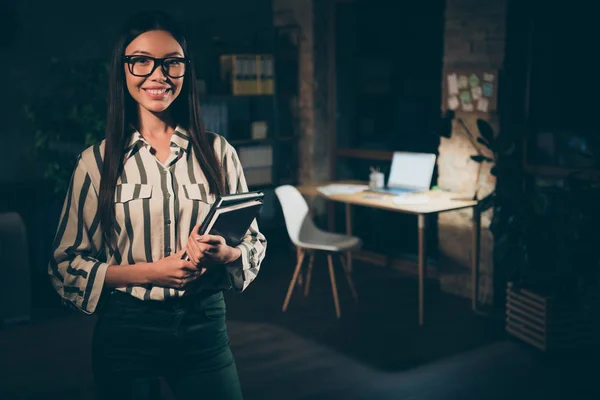 Foto di bella donna d'affari asiatica che lavora fino a tardi incontrare colleghi stranieri partner holding corporate planner amichevole sorridente usura specs camicia a righe scuro ufficio moderno — Foto Stock