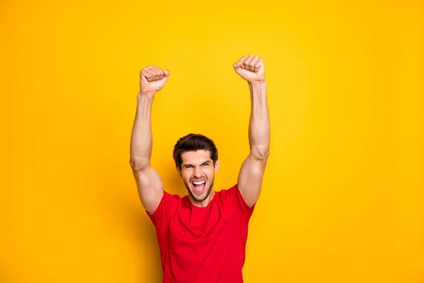 Портрет веселого божевільного фанк-хлопця, який виграє лотерейний крик, так, підняти кулаки носять повсякденний стиль одягу ізольовані на яскравому кольоровому фоні — стокове фото