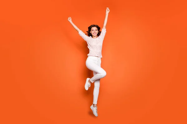 황홀 한 소녀 점프의 전체 길 이 사진 이 봄에 인기를 얻고 있다. 복권은 밝은 색 배경 위에 고립된 평상복을 입는다. — 스톡 사진