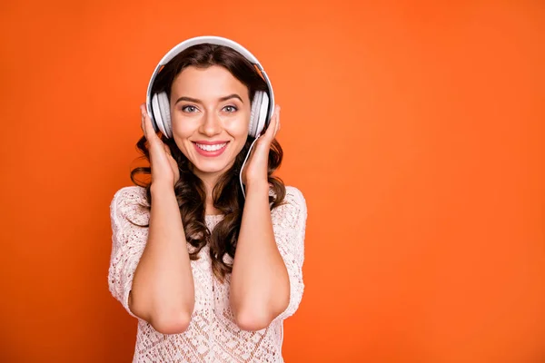 Portret pozytywnej wesołej dziewczyny słuchać muzyki nosić białą głowę telefon czuć przyjemność emocje nosić stylowe ubrania odizolowane ponad blask tła kolor — Zdjęcie stockowe
