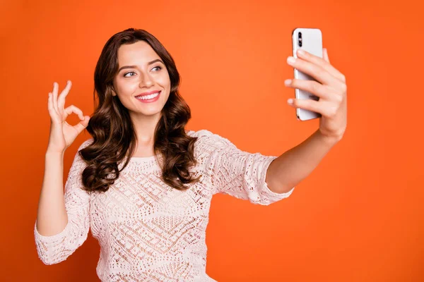 Retrato de menina alegre positivo fazer selfie com seu foma celular desfrutar de viagem mostrar bem sinal desgaste roupa isolada sobre fundo de cor brilhante — Fotografia de Stock
