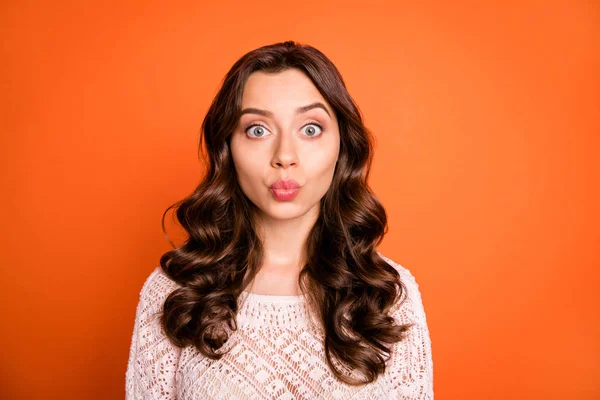 Retrato de divertida chica funky mirada joven en la cámara enviar besos de aire desgaste de punto blusa aislada sobre fondo de color vibrante —  Fotos de Stock