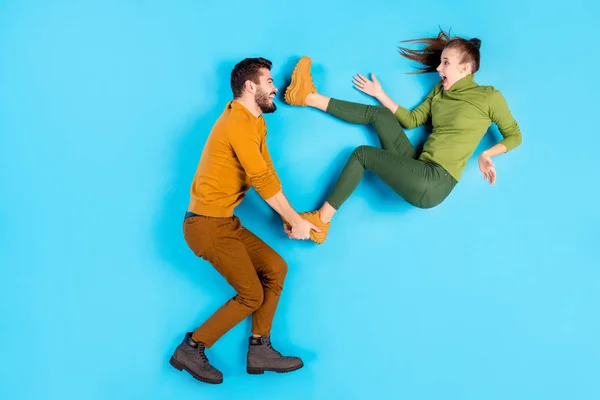 Perfil de la parte superior superior por encima de ángulo alto ver la longitud completa tamaño del cuerpo foto de alegres cónyuges hermosos positivos con el hombre tirar a su chica jugando a la espera de que ella caiga aislado color azul pastel — Foto de Stock