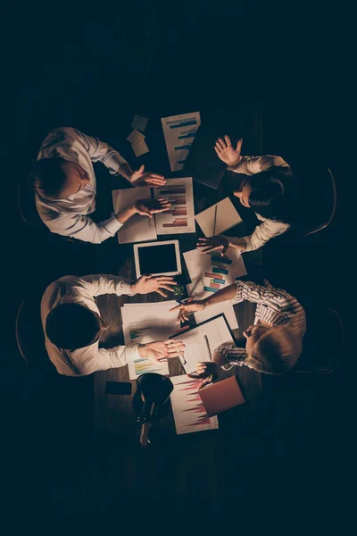 Hochwinkel über der Ansicht vertikales Foto von vier Partnern zwei Geschäftsleute zwei Frauen, die zu spät Überstunden machen und sich gegenseitig anbrüllen, missverstehen dunkles Büro drinnen — Stockfoto