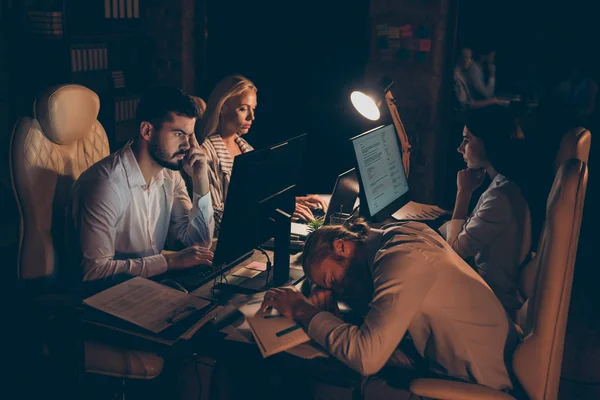 Nice atrakcyjne koncentruje skoncentrowane zmęczeni współpracownicy partnerzy liderzy zbierają powołanie przygotowując pilny raport w nocy przygotowując raport w miejscu pracy ciemni pokój — Zdjęcie stockowe