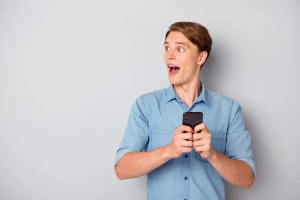 Şaşırmış bir adamın portresi cep telefonunu kullan. Sosyal medyayı etkile. Etkileyici çığlık gibi. — Stok fotoğraf