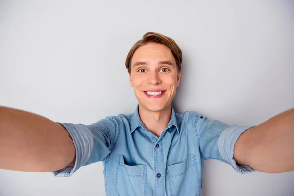 Close up zdjęcie nakładające facet spędzić wolny czas podróży dokonać selfie wideo połączenie nosić dobrze wyglądający strój odizolowany na szarym tle kolor — Zdjęcie stockowe