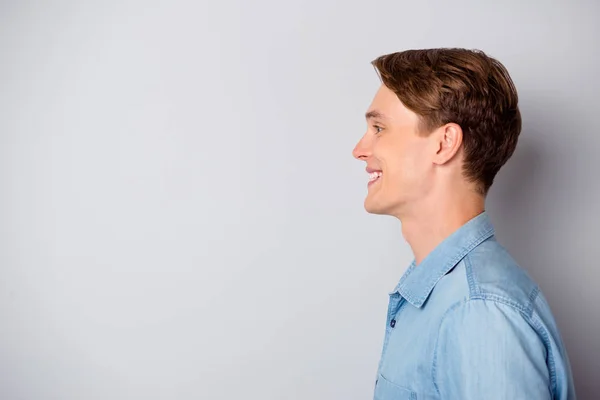 Profilseite Foto von fröhlichen zufriedenen Kerl starren Copyspace hören seinen Freund Gespräch tragen modernes Outfit isoliert über graue Farbe Hintergrund — Stockfoto