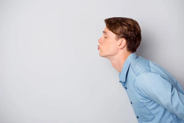 Профиль стороне фото мечтательный парень купидон есть свидание со своей девушкой отправить воздушный поцелуй носить стильную одежду изолированы на сером фоне цвета — стоковое фото