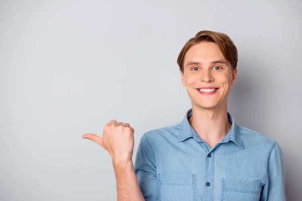 Porträt des selbstbewussten coolen Typen Promoter Punkt Zeigefinger Kopierraum vorschlagen ausgewählte Werbung Förderung tragen modernes Outfit isoliert über graue Farbe Hintergrund — Stockfoto