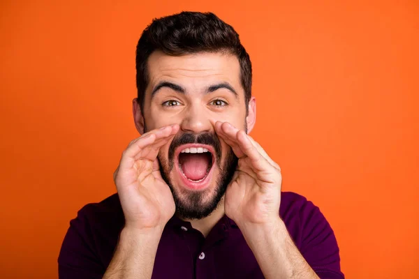 Photo en gros plan de crier homme criant en essayant de vous faire entendre les informations nécessaires en criant cela à vous dans le murmure isolé fond de couleur vive — Photo