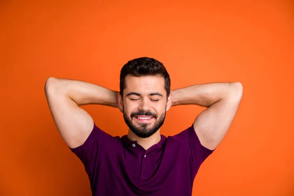 Foto av trendiga glada positiva stilig man håller huvudet med händerna liggande sover drömmer om sin kommande framgångsrika framtid med ögonen stängda isolerade levande färg bakgrund — Stockfoto