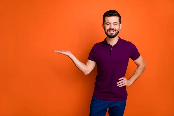 Foto von fröhlichen positiven gut aussehenden attraktiven Mann mit der Hand auf der Taille stehend confidentky zeigt Ihnen Lösung für das Problem isoliert lebendigen Farbhintergrund — Stockfoto