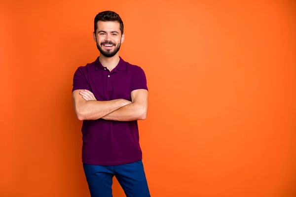 Retrato de chico encantador tienen fines de semana de verano cruzan las manos disfrutar del tiempo libre usar ropa moderna de buen aspecto aislado sobre fondo de color naranja — Foto de Stock