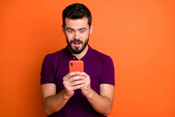 Omg new follower. Crazy impressed man use his cell phone read social network news scream wow unbelievable outfit isolated over orange color background — 图库照片