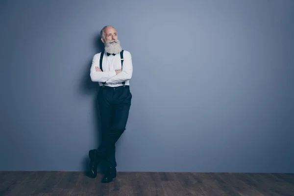 Pleine longueur corps taille vue de son il agréable attrayant calme rêveur homme aux cheveux gris bras croisés fantasme pensée isolé sur fond de couleur pastel gris foncé — Photo