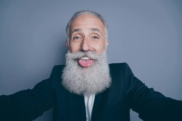 Auto-retrato de seu atraente agradável moda alegre alegre alegre funky homem de cabelos grisalhos brincando se divertindo isolado sobre fundo de cor pastel cinza escuro — Fotografia de Stock