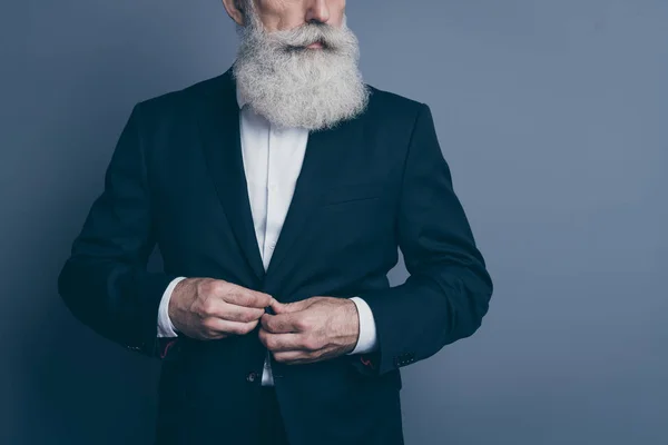 Cropped vue portrait de son il agréable attrayant à la mode contenu sérieux homme aux cheveux gris macho portant bouton de fermeture tux préparation isolé sur fond de couleur pastel gris foncé — Photo