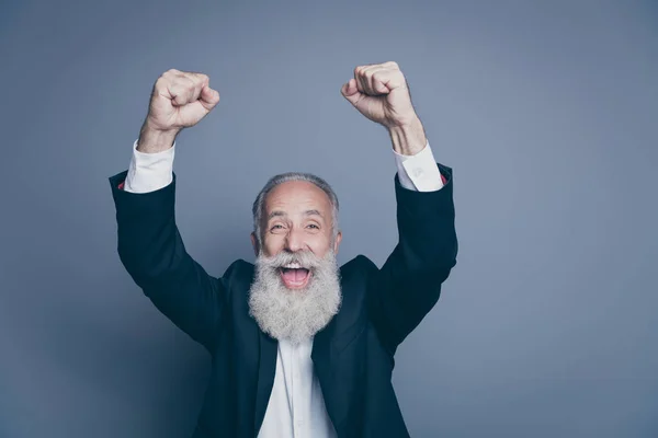 Retrato de cerca de su atractivo alegre alegre alegre alegre alegre hombre de pelo gris celebrando el crecimiento del progreso grandes noticias aisladas sobre fondo de color pastel gris oscuro — Foto de Stock