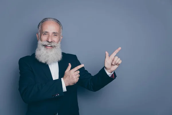 Närbild porträtt av hans han trevlig attraktiv glad glad glad gråhårig man pekar två pekfingrar åt sidan annons ny nyhet isolerad över grå violett lila pastell färg bakgrund — Stockfoto