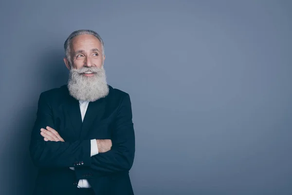 Retrato de su agradable atractivo alegre alegre contenido exitoso hombre de pelo gris jefe jefe jefe empleador brazos cruzados mirando a un lado espacio de copia aislado sobre fondo de color pastel gris — Foto de Stock