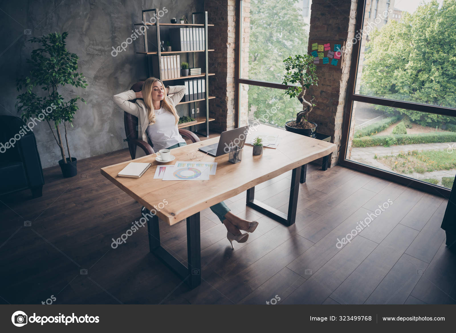 arriba de ángulo alto ver la foto del empresario que descansa con zapatos de tacón rubio pelo con los ojos cerrados satisfecho con sus resultados: fotografía de stock © #323499768 | Depositphotos