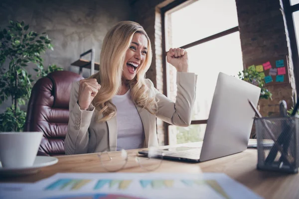 Foto de empreendedora gritando alegre vendo sua corporação tendo tomado o primeiro lugar em muitos gráficos sentindo-se como campeão depois de ganhar prêmios em dinheiro — Fotografia de Stock