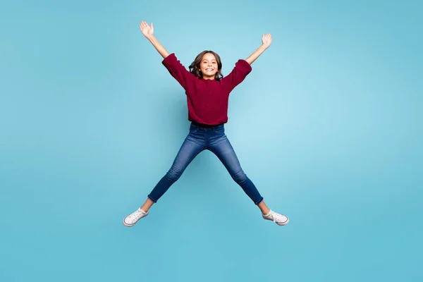 Фотографія повного розміру тіла веселого кучерявого позитивного дев'ятнадцятикутника з руками на ногах, що стрибає вільний ізольований яскраво-синій кольоровий фон — стокове фото
