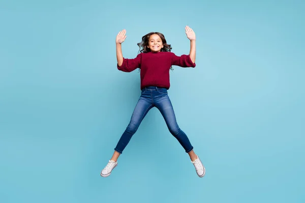 Longitud completa tamaño del cuerpo foto de blanco alegre preadolescente saltando formando estrella sonriendo toothily aislado vívido color fondo —  Fotos de Stock